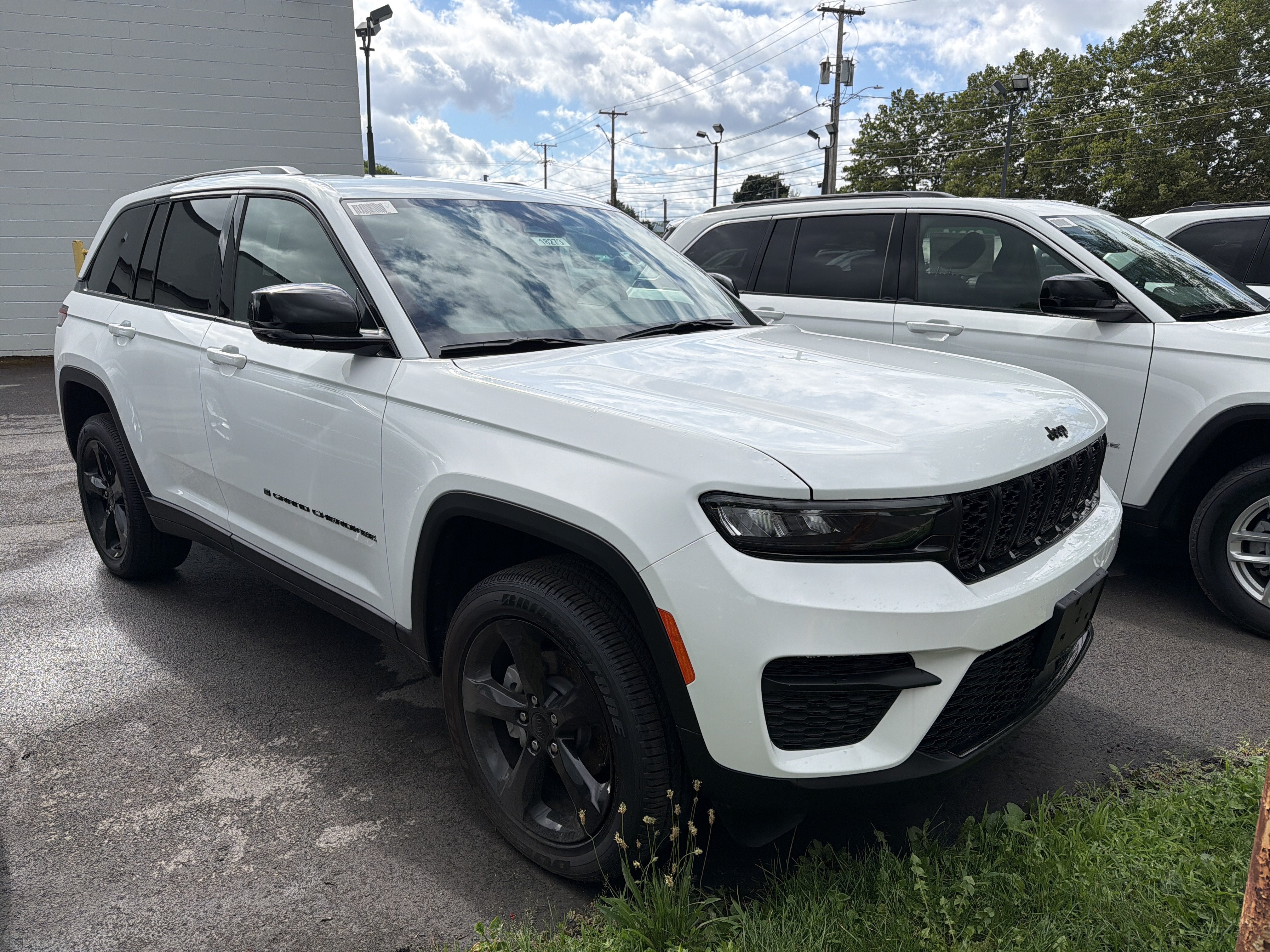 2025 Jeep Grand Cherokee — side profile view